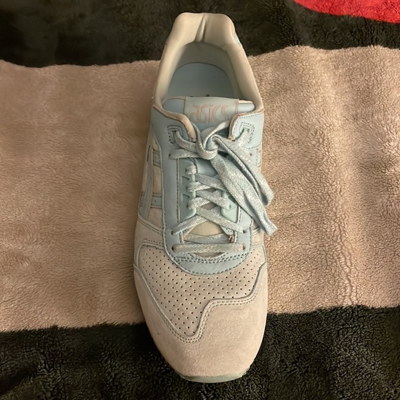 ASICS - Picture 2 of 3